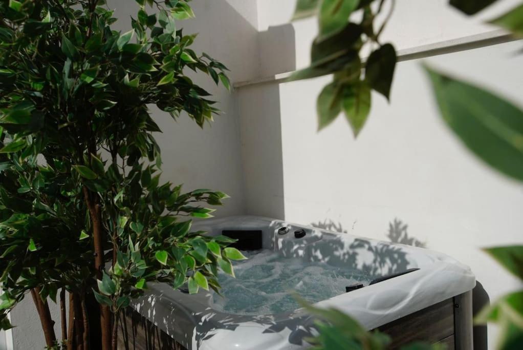 Mini Hotel In The Heart Of Sevilla For Exclusive Usage Екстериор снимка